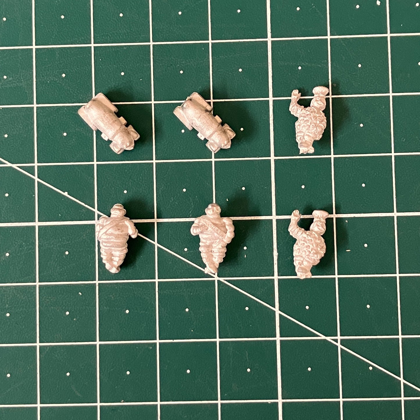 217 HGP.17 Assorted cab ornaments x6