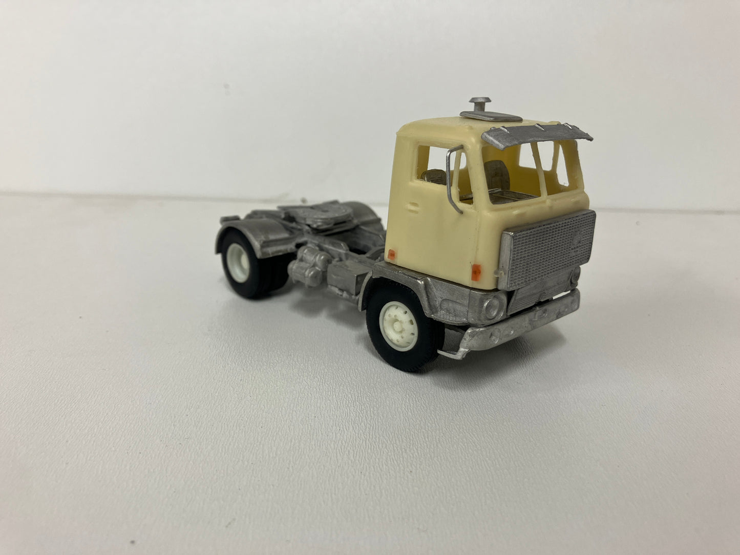 057 Heavy Goods HG.57A Volvo F88-290 4x2 Day cab