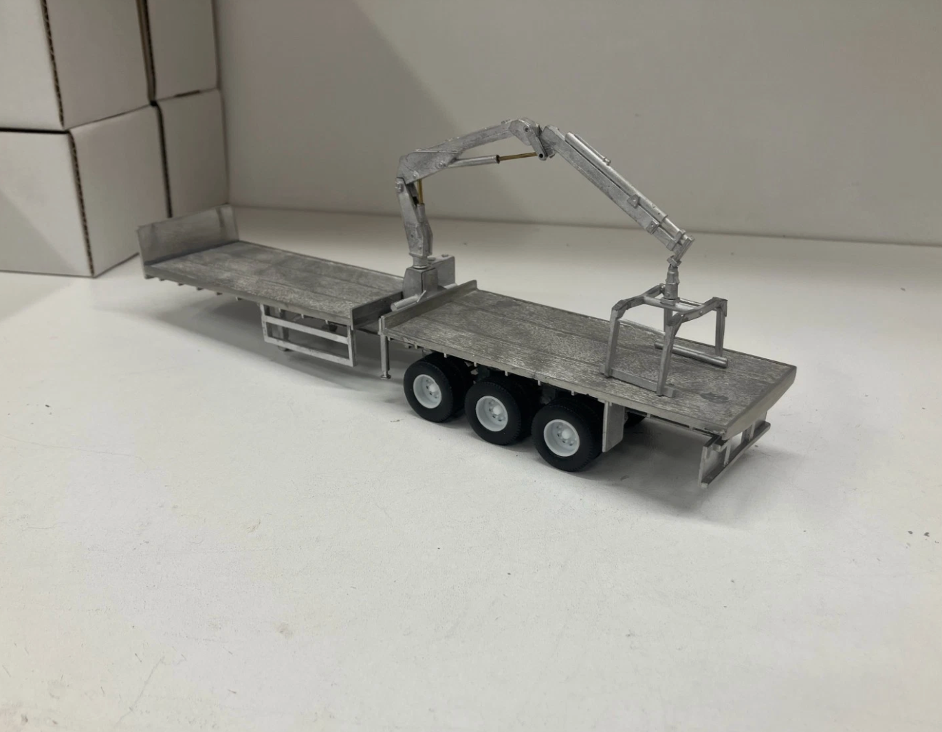 065 HG.65 Tri-axle brick trailer with crane (steel suspension)