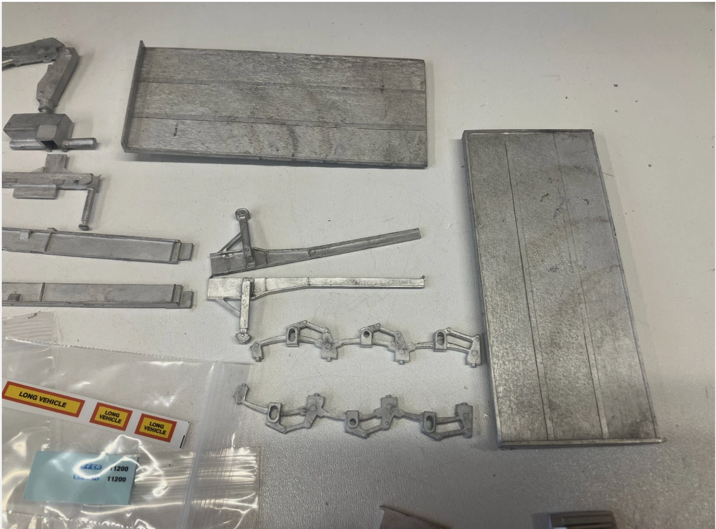 065 HG.65 Tri-axle brick trailer with crane (steel suspension)