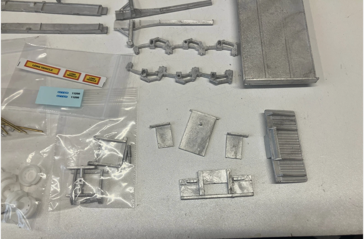 065 HG.65 Tri-axle brick trailer with crane (steel suspension)