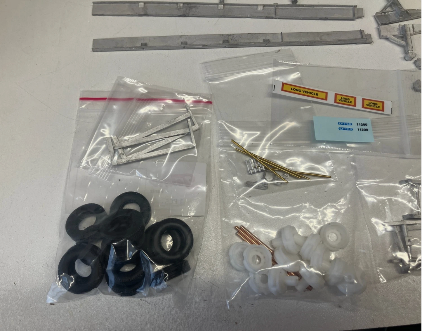 065 HG.65 Tri-axle brick trailer with crane (steel suspension)